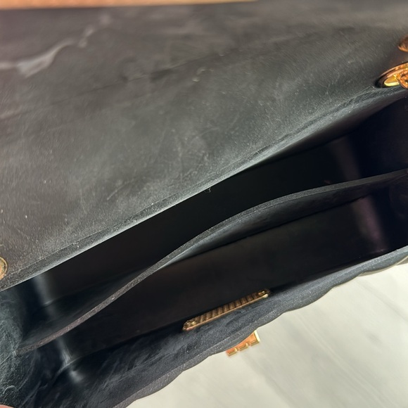 Quilted Matte Black Jelly Purse with adjustable Gold Chain Strap
BRAND NEW! - Picture 10 of 12